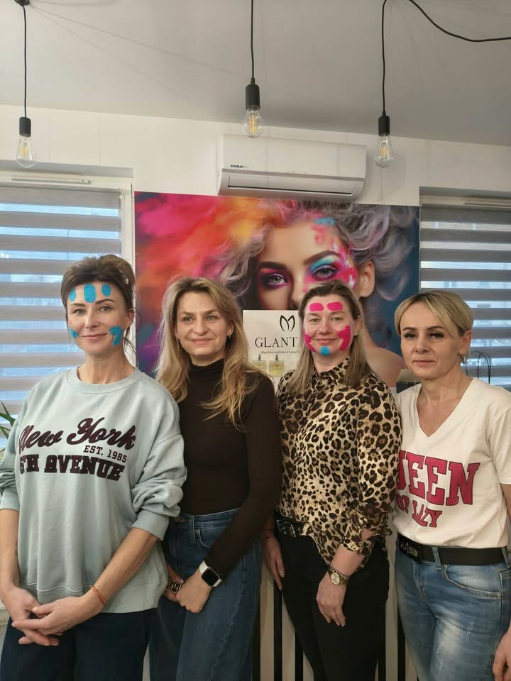 Kursantki podczas szkolenia z kinesiotapingu